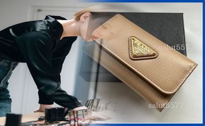 プラダ アウトレット 財布 値段