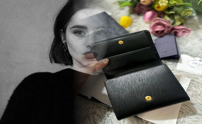 プラダ 財布 レディース 二 つ折り 財布