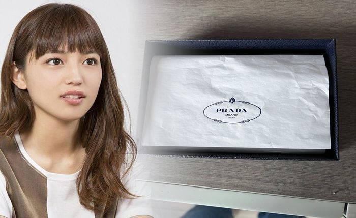 プラダ 偽物 財布 見分け 方