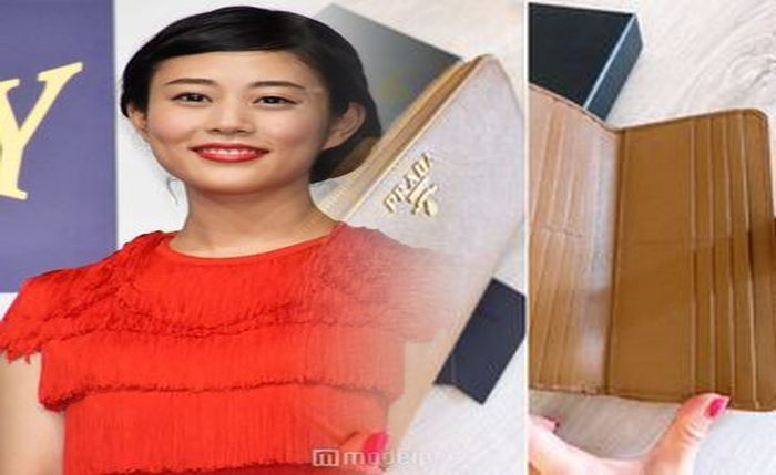 プラダ チェーン ウォレット 定価