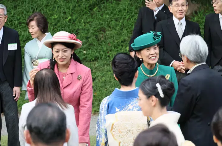 3. 高円宮妃久子さまと承子さま｜“品格と遊び心”を体現した母娘の装い.webp
