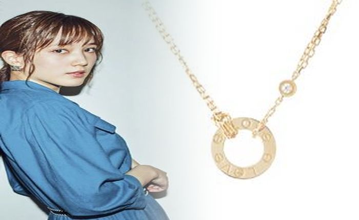 襟ぐり の 浅い タンク トップ