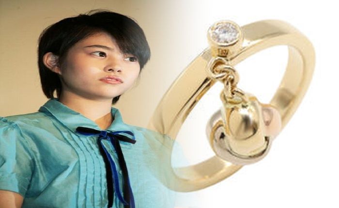 襟ぐり の 浅い タンク トップ