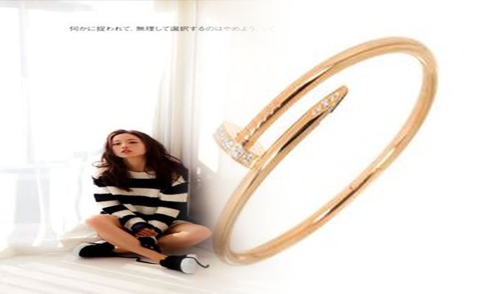 タンク トップ 下 に 着る