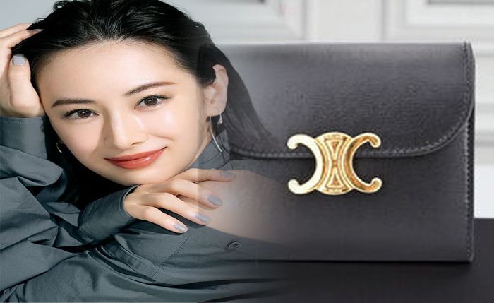 セリーヌ 三 つ折り 財布 公式