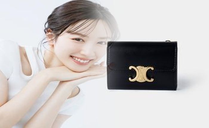 セリーヌ 財布 バイ カラー 定価