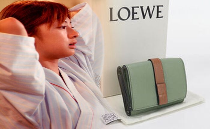 ロエベ 財布 二 つ折り レディース