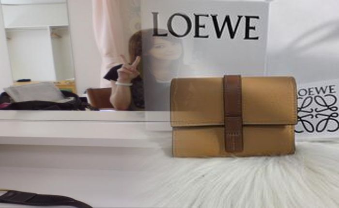 ロエベ 財布 トライ フォールド