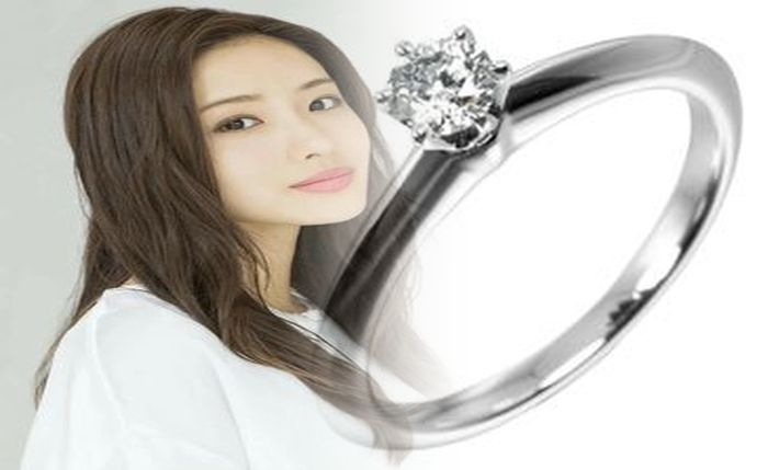 ティファニーで叶える理想の重ね付け術：婚約指輪と結婚指輪で輝く永遠の愛