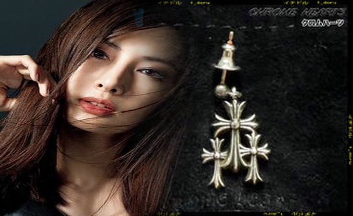 クロム ハーツ ピアス 十字架