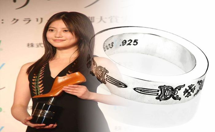 クロム ハーツ リング つける 指