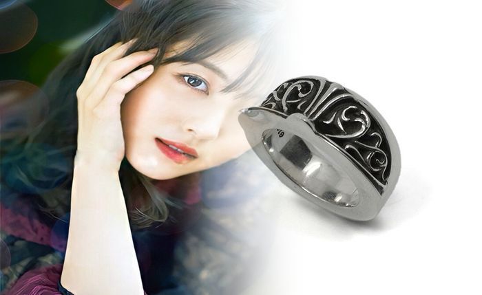 クロム ハーツ リング つける 指