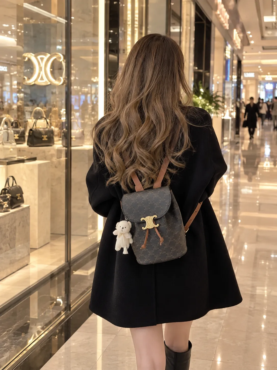【セリーヌ】トリオンフのロゴが可愛すぎる♡ ミニリュックで大人カジュアルコーデ🖤