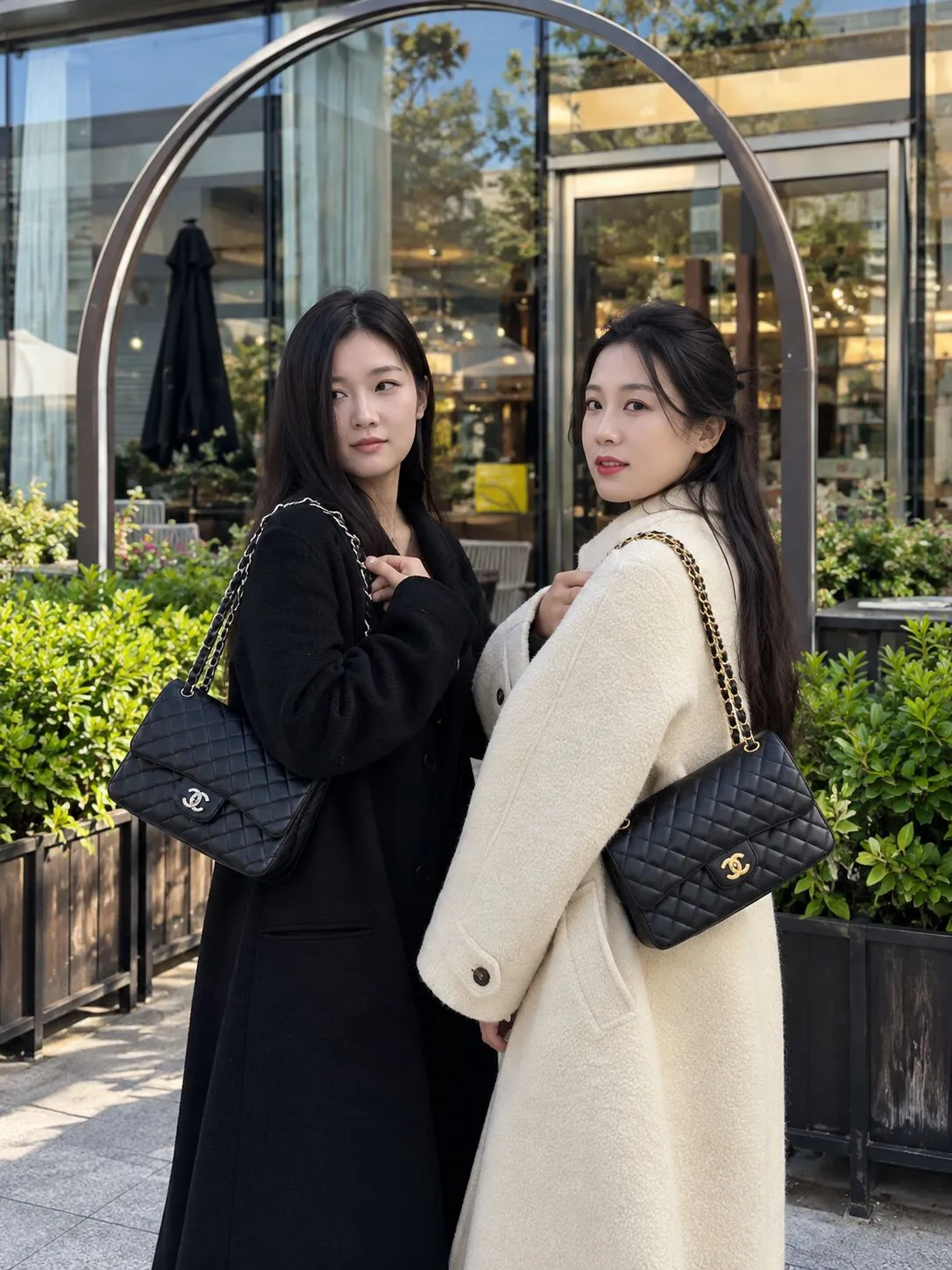 【シャネル】クラシック フラップはゴールド派？シルバー派？♡ ブラックバッグと冬の双子コーデ🖤