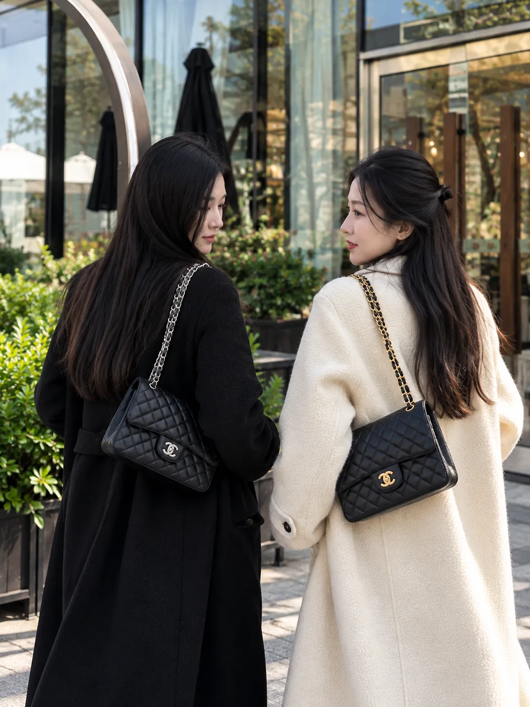 【シャネル】クラシック フラップはゴールド派？シルバー派？♡ ブラックバッグと冬の双子コーデ (1).webp