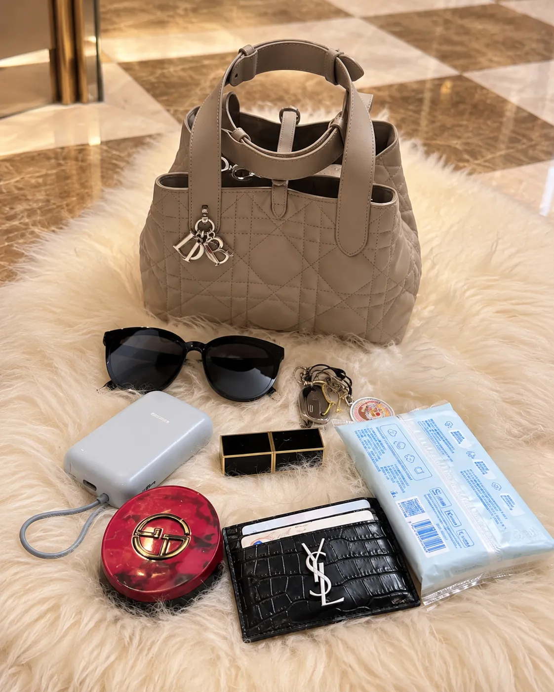 【ディオール】Dior Toujours♡ 大人可愛いキルティングバッグとゆるニットコーデ